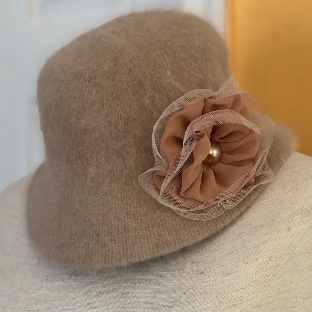 JFH HEADWEAR Cream Colored Rabbit Hat W/ Flower